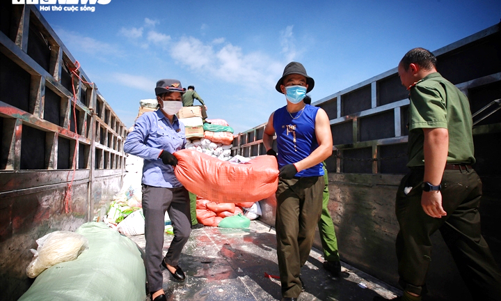 Ảnh: Chuyển miễn phí 350 tấn hàng của Bắc Kạn hỗ trợ các tỉnh miền Nam