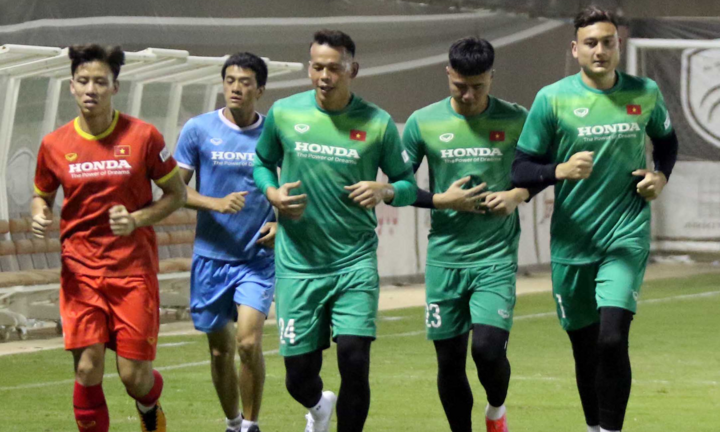 Ảnh: Tuyển Việt Nam làm quen với thời tiết nóng bức tại Ả Rập Xê Út