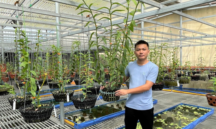 Từ kinh doanh vật liệu xây dựng đến ông chủ vườn lan Lê Quốc Tiệp