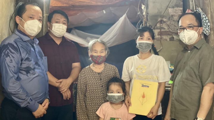 Những phần quà ấm áp gửi các hộ gia đình có hoàn cảnh khó khăn bởi COVID-19