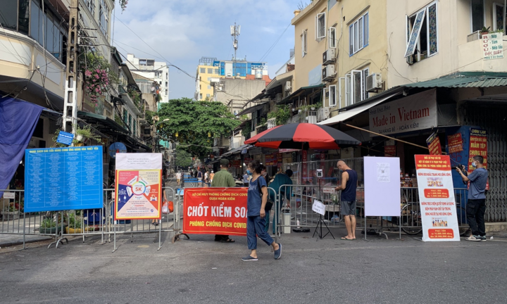 Hoạt động trở lại, chợ Hàng Bè in bảng lớn thay dán giấy chi chít để mời hàng