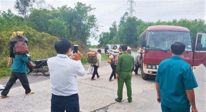 16 người Hrê đi bộ từ Đà Nẵng về Quảng Ngãi được hỗ trợ xe miễn phí