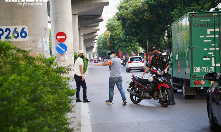 Ảnh: Tổ 'cơ động mạnh' đón lõng, bắt hàng loạt xe quay đầu né chốt ở Hà Nội