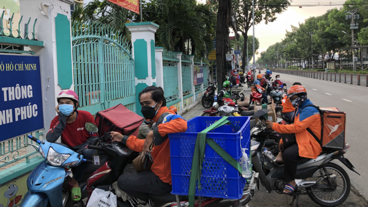 Video: Lấy mẫu xét nghiệm COVID-19 cho shipper 'vùng đỏ' ở TP.HCM