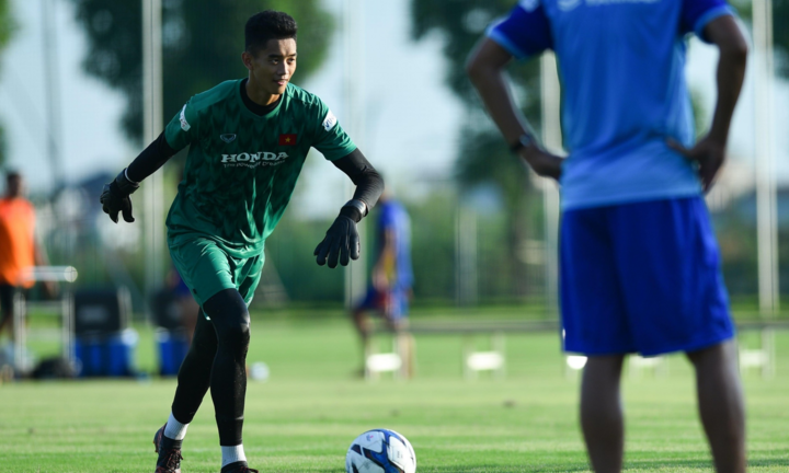 Thủ môn CLB Than Quảng Ninh làm công nhân