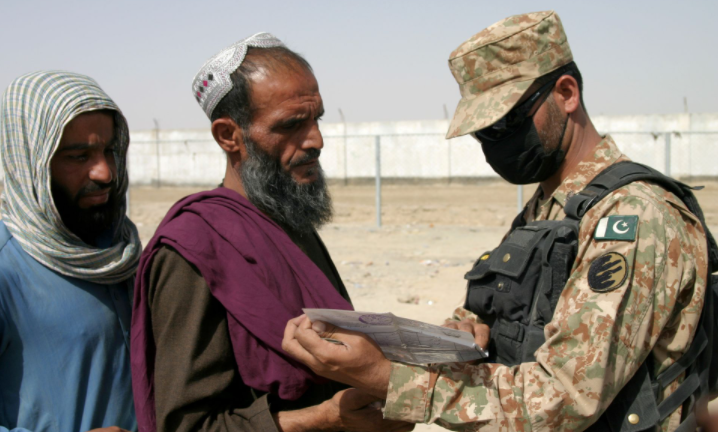 Sân bay đóng cửa, người tị nạn Afghanistan chạy trốn ra biên giới