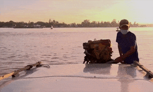 Video: Dùng ghe du lịch vận chuyển lương thực cho người dân vùng dịch