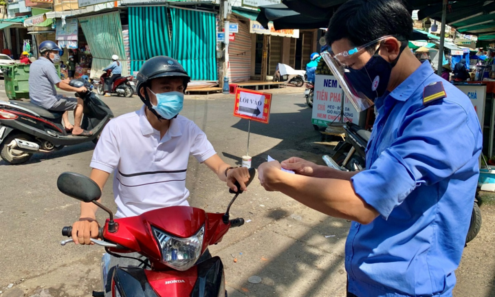 Ảnh: Người dân TP Quảng Ngãi ngày đầu đi chợ bằng 'tem phiếu'
