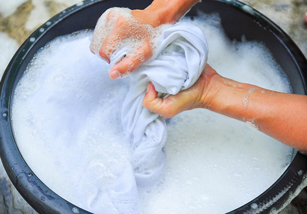 Cách giặt quần áo cho người mắc COVID-19 điều trị tại nhà