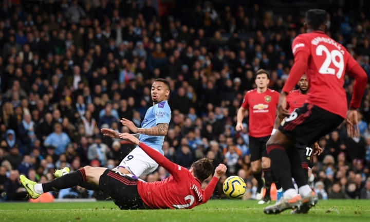 Để bóng chạm tay giống Duy Mạnh, vì sao hậu vệ Man Utd không bị thổi phạt đền?