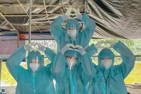 Tham gia chống dịch, cô giáo lớp 1 tranh thủ soạn bài cho năm học mới