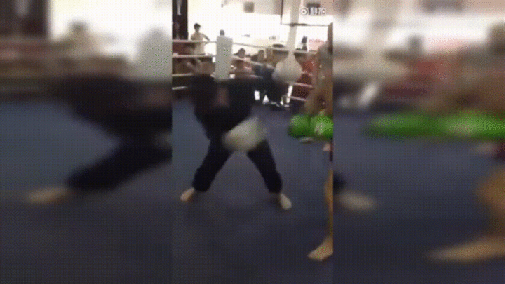 Video: Võ sĩ quyền Anh ra đòn nhanh như chớp, hạ gục cao thủ Võ Đang