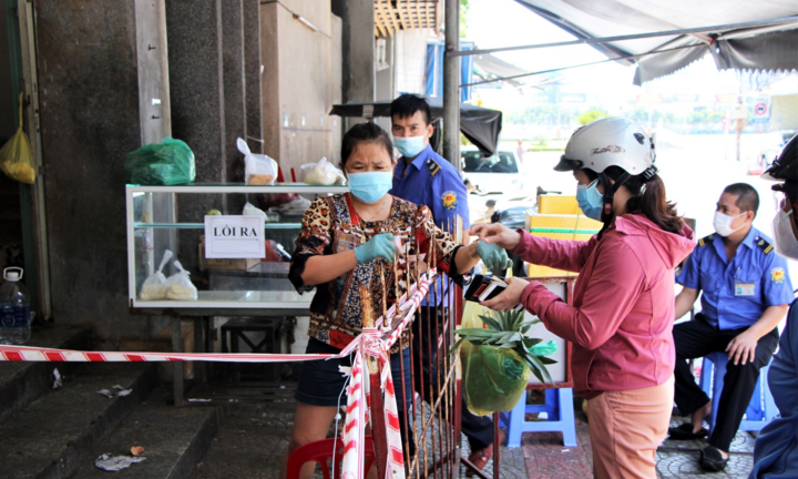Ngày đầu Đà Nẵng nới phong tỏa: Gia hạn giấy đi đường, chợ và tạp hóa mở cửa
