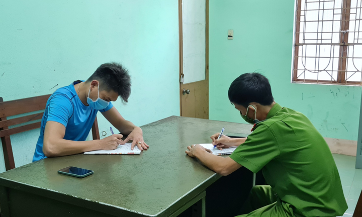 Ra đường chụp ảnh 'sống ảo' không đeo khẩu trang, bị phạt 6 triệu đồng