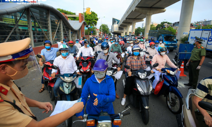 Ảnh: Biển người chờ qua chốt để vào 'vùng đỏ' ở Hà Nội