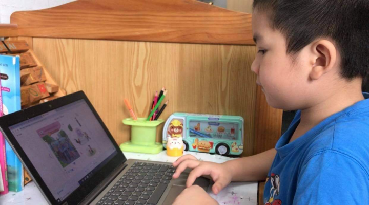 Phụ huynh ở ‘vùng đỏ’ loay hoay tải ứng dụng, mua sách cho con học online