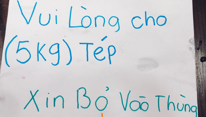 Dán giấy ‘xin 5 kg tép’, một hộ gia đình khiến dân mạng cười ngặt nghẽo