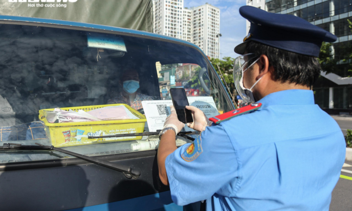 Cấp giấy đi đường mẫu mới: Doanh nghiệp Hà Nội quay cuồng vì rừng thủ tục