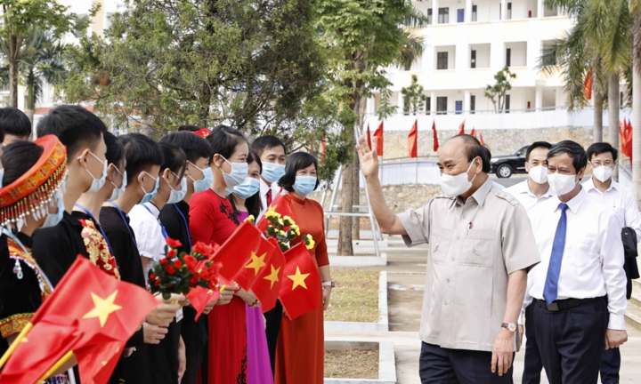 Chủ tịch nước dự lễ khai giảng ở Trường PTDT nội trú THPT tỉnh Yên Bái