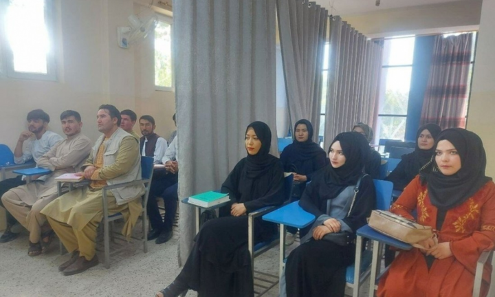 Nữ sinh Afghanistan vẫn học chung lớp với nam sinh nhưng ngăn cách bằng tấm rèm