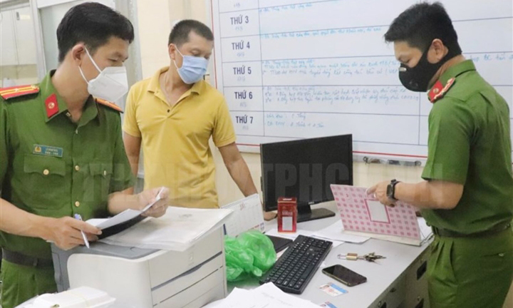 TP.HCM: Khởi tố, bắt tạm giam cán bộ phường móc nối tiêm vaccine trái phép