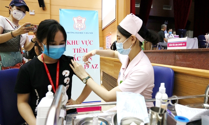 Hà Nội tiêm vaccine COVID-19 cho 100% người từ 18 tuổi trước 15/9: Có khả thi?