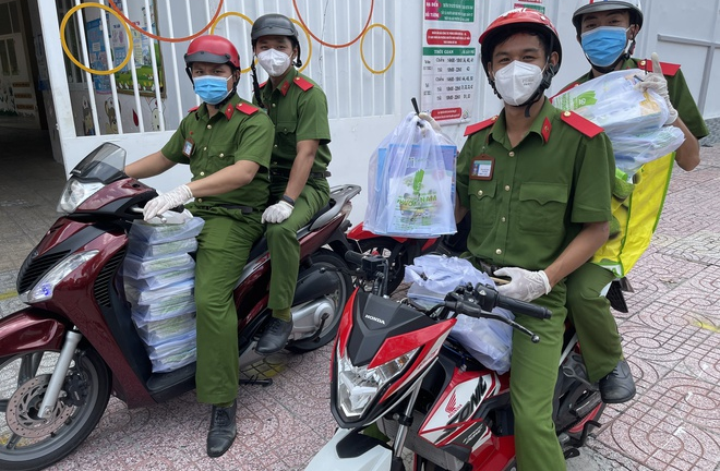 Huy động hàng nghìn giáo viên, cảnh sát, nhân viên bưu điện giao sách giáo khoa