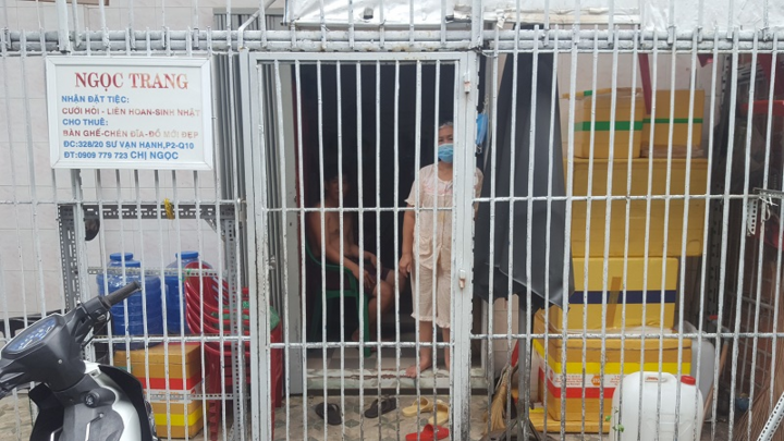 Người dân bảo 'có tiêu cực' trong chi tiền hỗ trợ COVID-19, phường nói gì?