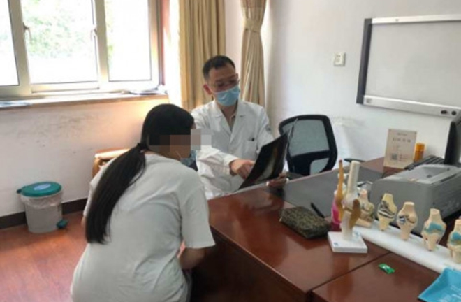 Ép nhảy dây 3000 cái/ngày, mẹ khiến con gái hỏng đầu gối 