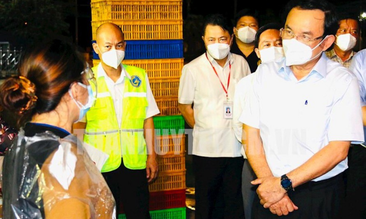Bí thư Nguyễn Văn Nên kiểm tra công tác phòng dịch chợ đầu mối Bình Điền