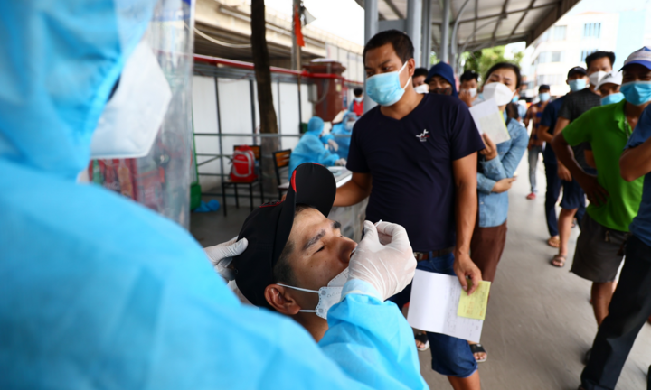 Ảnh: Hà Nội test nhanh COVID-19 cho lái xe luồng xanh