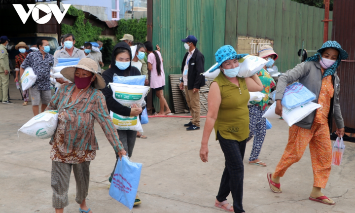 Hàng nghìn hộ người Campuchia gốc Việt tiếp tục được nhận cứu trợ