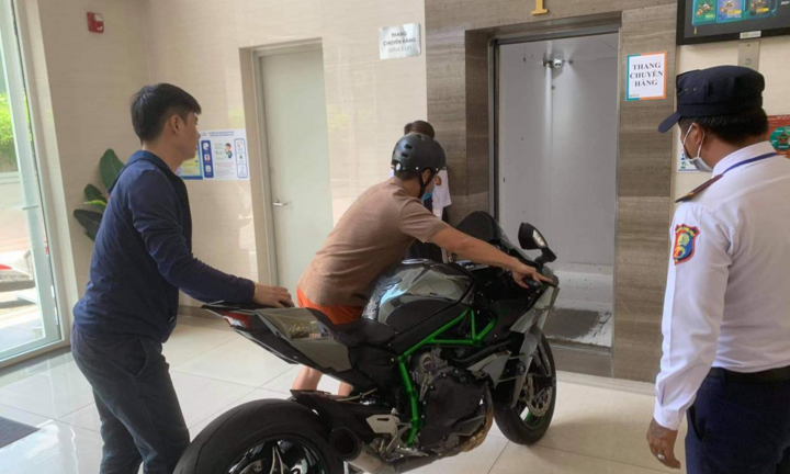 Chiếc môtô tiền tỷ được trưng bày tại căn hộ chung cư tầng 19