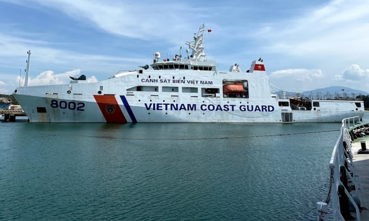 Vào đảo Lý Sơn tránh bão, tàu kéo sà lan gặp sự cố, 12 thuyền viên kêu cứu