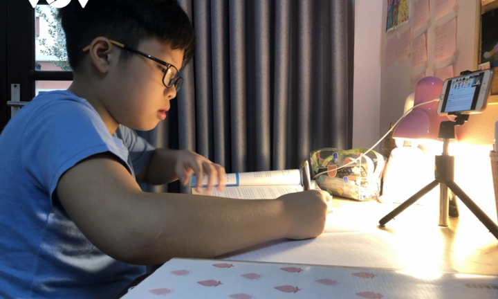 Học sinh tử vong ở nhà khi học online, phụ huynh lo lắng nghỉ làm trông con