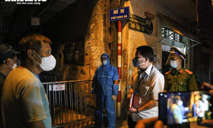 Ảnh: Người dân Hà Nội vui mừng khi được gỡ bỏ phong toả sau 40 ngày giãn cách