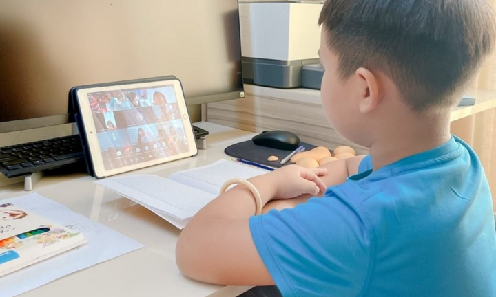 Phụ huynh than trời con lớp 1 học online 4 - 5 tiết/ngày, ngược với quy định