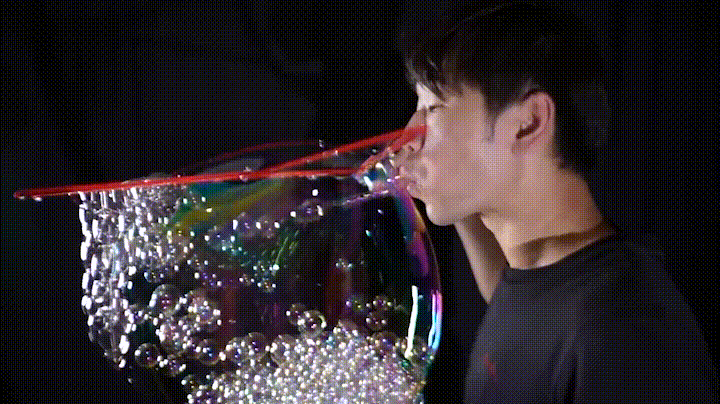 Video: Chàng trai lập kỷ lục thế giới, thổi 1.339 bong bóng xà phòng