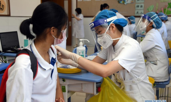 Trung Quốc hoàn thành tiêm vaccine COVID-19 cho 91% học sinh từ 12-17 tuổi