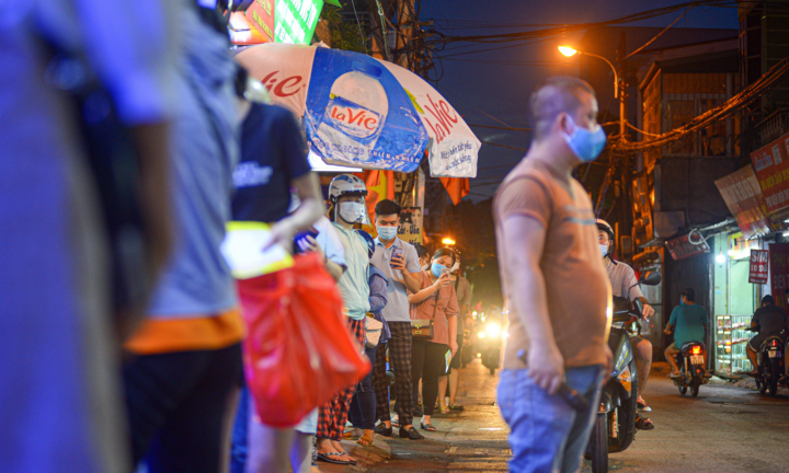 Hà Nội: Người dân xếp hàng cả giờ để được mua bánh trung thu