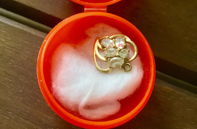 Mẹ bán hết vàng để lo cho gia đình, chỉ giữ quà con tặng nhưng đây mới là lý do 