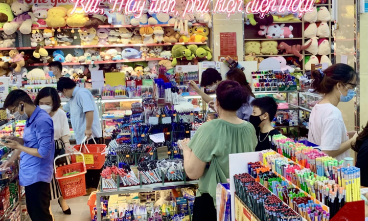 Hiệu sách ở Hà Nội mở cửa, chật cứng phụ huynh mua đồ dùng học tập cho con