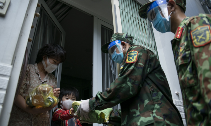 Thủ tướng chỉ đạo kiểm tra việc người dân ở TPHCM lên phường hỏi cứu trợ