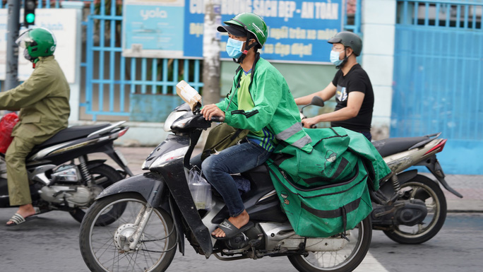 TP.HCM: Shipper đăng ký hoạt động tăng 5 lần, cơ quan xét nghiệm quá tải