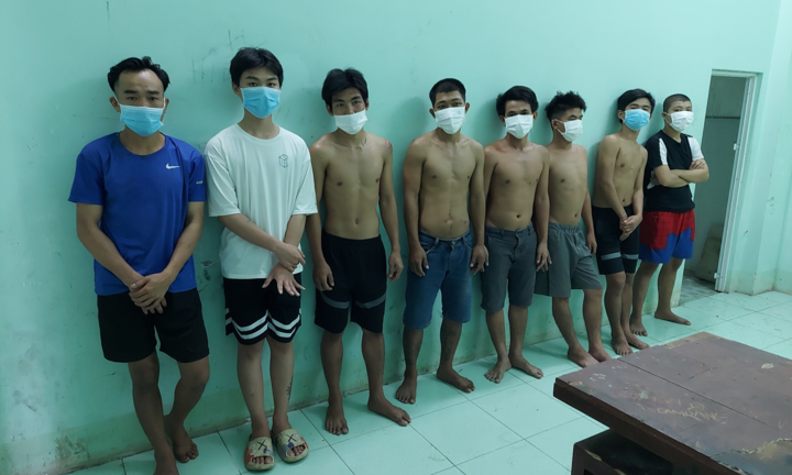 Nhóm người tổ chức ăn nhậu trong khu phong toả, tấn công lực lượng chức năng