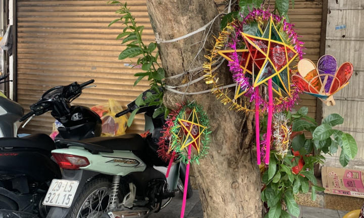 Cảnh bán đồ chơi trung thu lạ đời ở Hà Nội