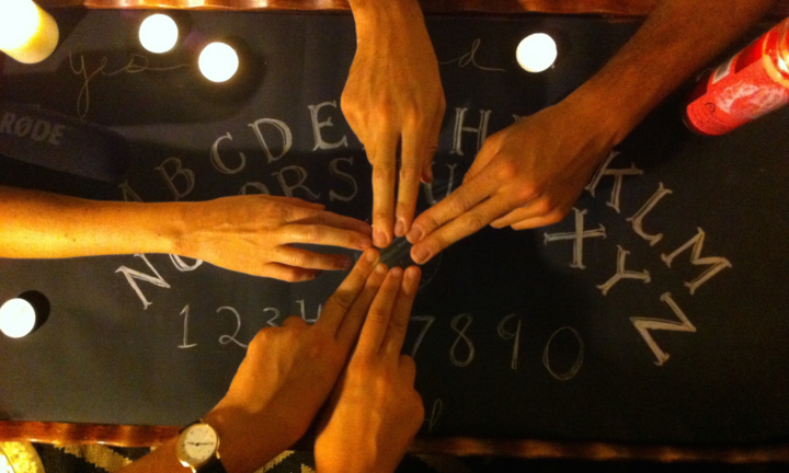 Lật tẩy bí ẩn: Không phải linh hồn, đây mới là thứ điều khiển tấm gỗ bảng cầu cơ