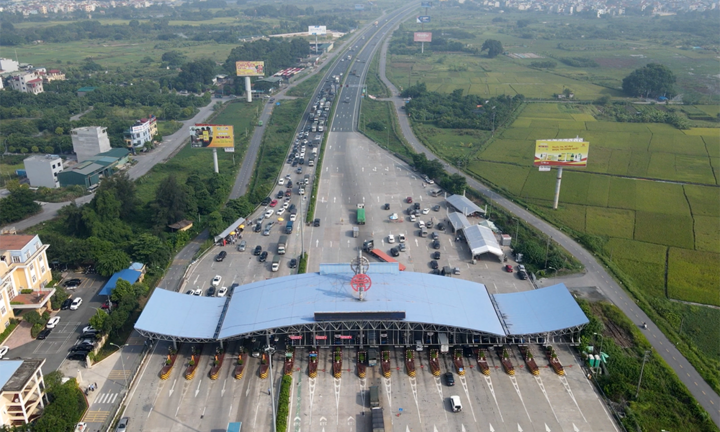 Ảnh: Người dân ùa ra cửa ngõ Thủ đô về quê sau lệnh nới lỏng giãn cách