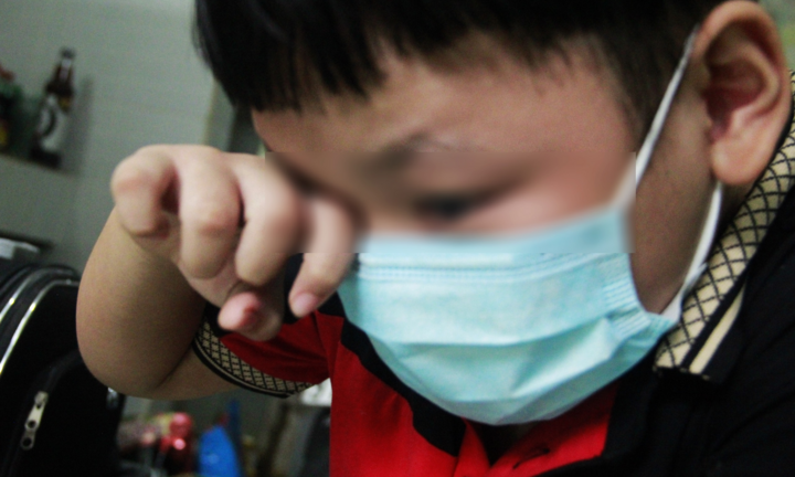 Hai chị em mồ côi do COVID-19: Chiếc bàn học thành bàn thờ cha mẹ