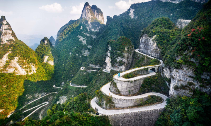 Nghẹt thở với 99 khúc cua trên con đường khó chinh phục bậc nhất thế giới